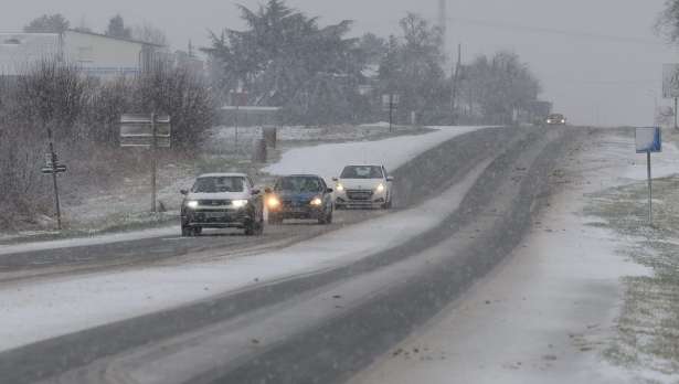 7 மாவட்டங்களாக குறைந்துள்ள செம்மஞ்சள் எச்சரிக்கை: படிப்படியாக மேம்படும் போக்குவரத்து!!